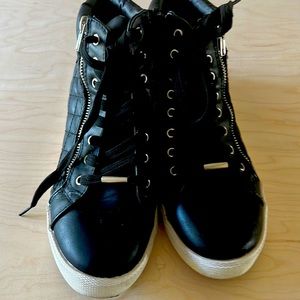 Steve Madden black hi top shoe!